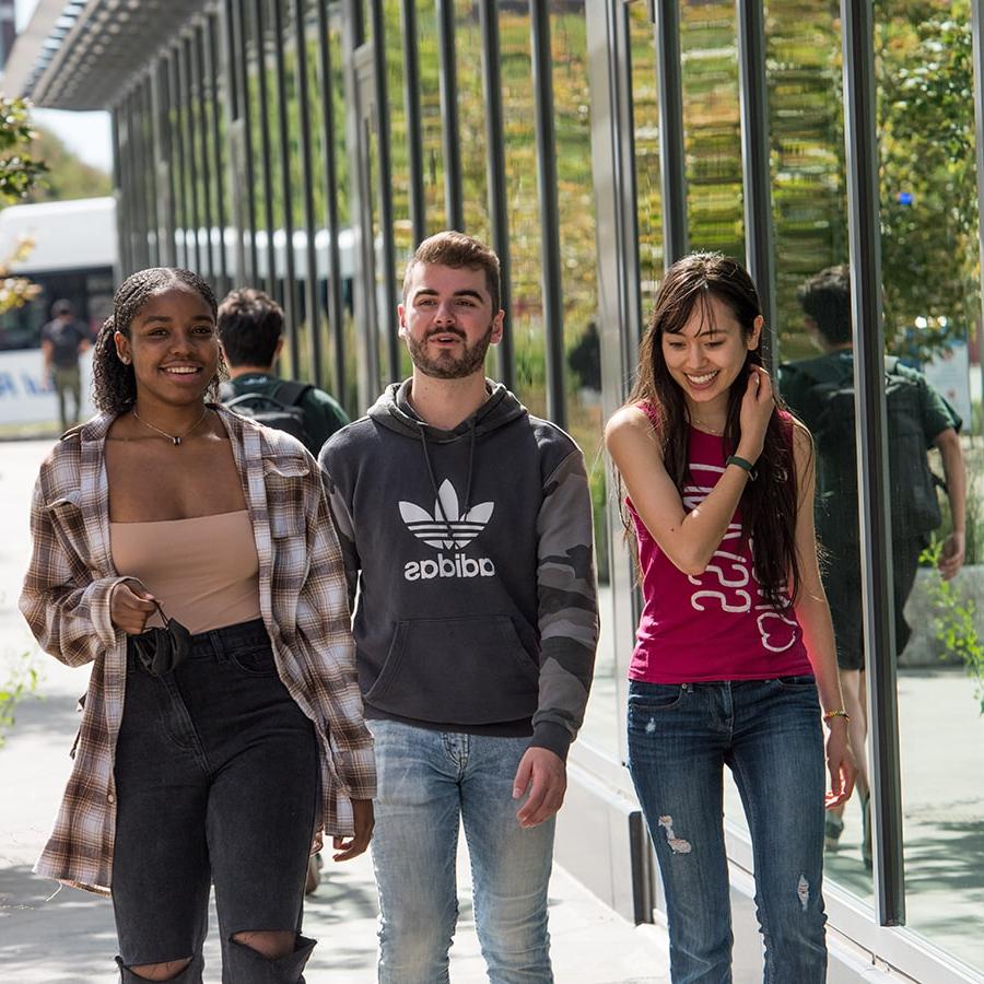 Fall 2021 Ed Collier 3 students walking